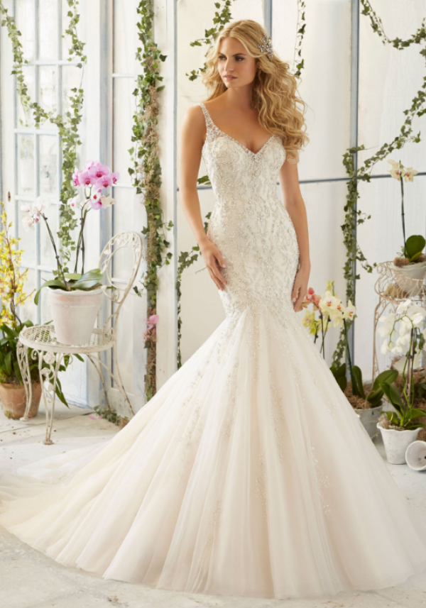 Gaun mermaid dengan bordiran kristal yang megah